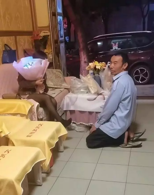 这位大叔是在足疗店找到了真爱吗？