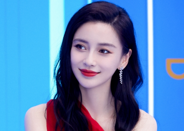 baby因疯马秀事件被内娱封杀，尝试找多位明星帮忙未果。后尝试在新加坡杂志上复出