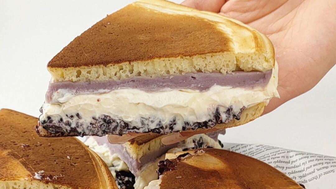 紫米芋泥奶酪厚松饼，口感丰富，做法简单，怎么吃都不会腻