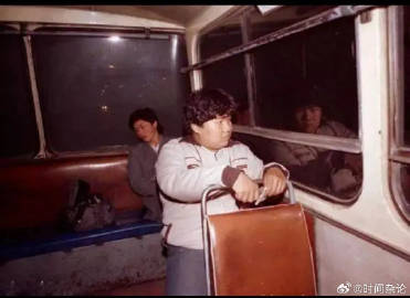 1992年，人大学历史时的毛新宇，每天晚上坐公交车回家。 ​​​

