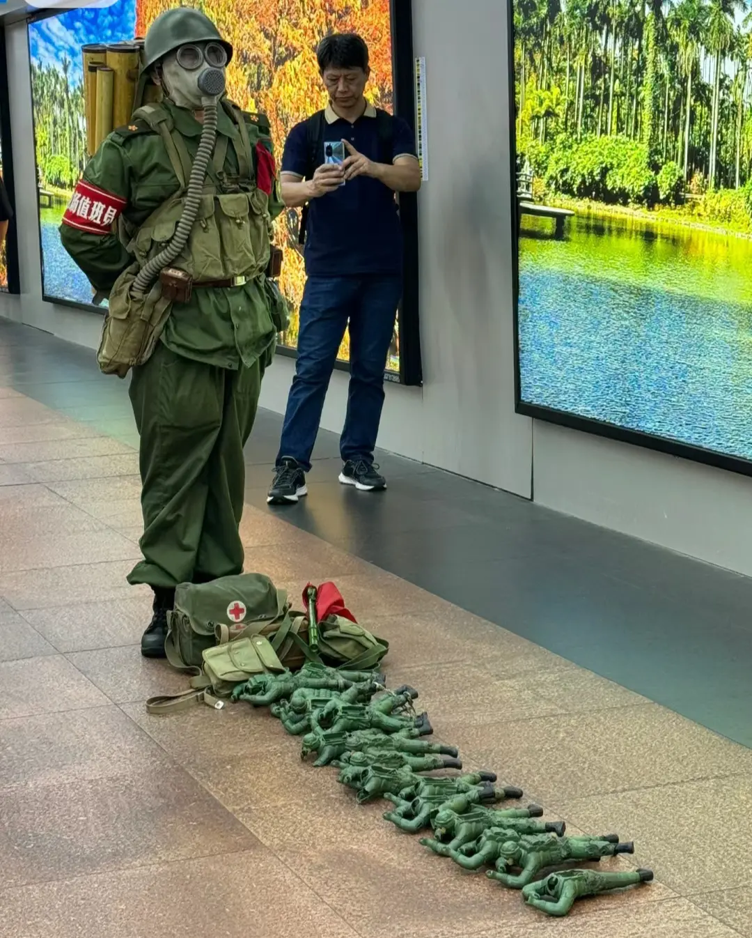 下班地铁通道遇到的，这是在干什么