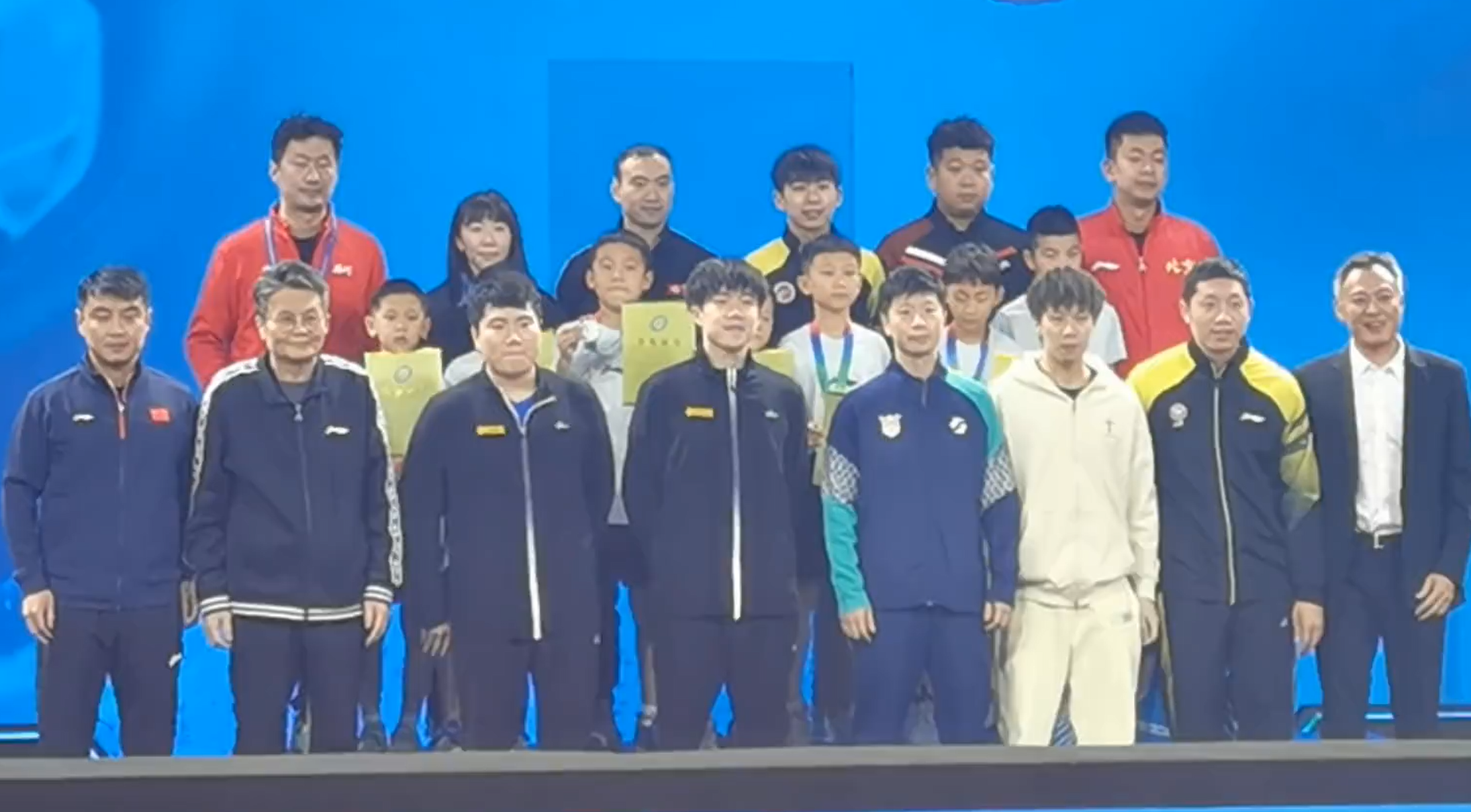 国乒的极限拉扯！马龙王楚钦让位置，许昕太搞笑，尊师重道
乒超男团决赛结束争夺，这