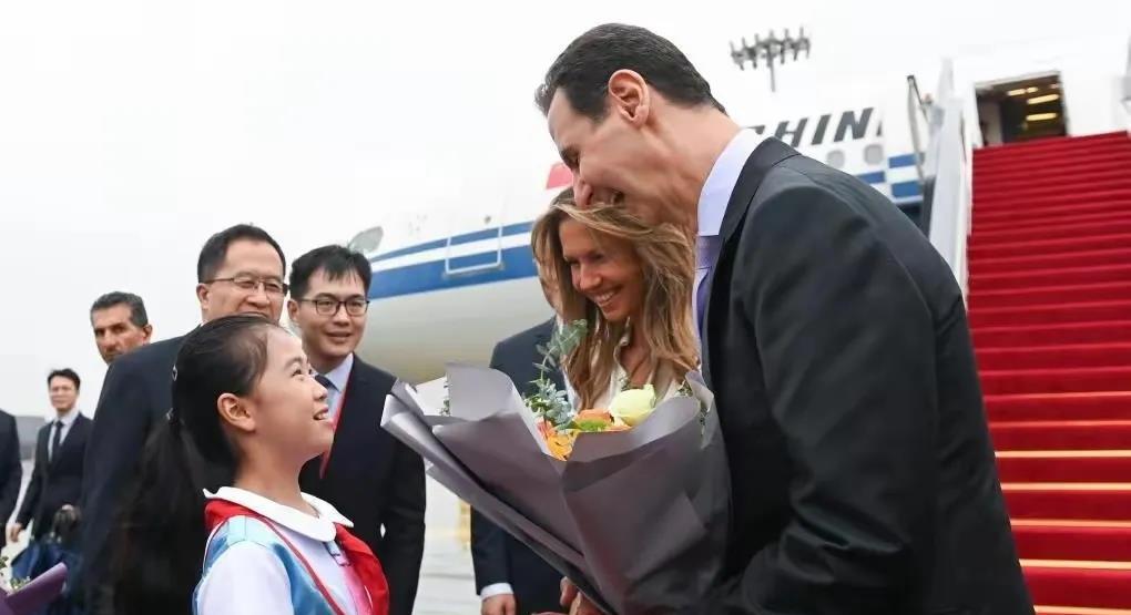 巴沙尔才到我国，多架美军战机就冲进叙利亚领空，多家媒体警告我国别和叙利亚合作，否