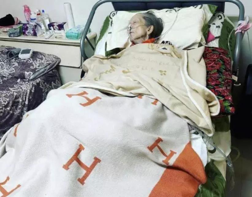 范玮琪晒母亲暴瘦病容，还不忘炫爱马仕，这禽兽病太可怕了！
范玮琪在微博中晒出母亲