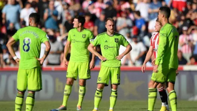 曼联在对阵利物浦的比赛中作出了改变，选择穿上了白色球衣