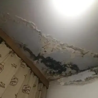 我花了80万买了一个顶楼房，然后又投入了20万进行装修

在购买房产时，我选择了