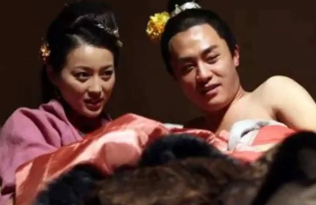 古时，寡妇嫁给了年轻小伙，新婚之夜，小伙哈哈大笑，寡妇问他笑什么，他在寡妇耳边说