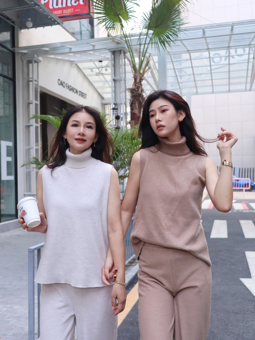 母女穿搭💜60岁的妈妈和我被路人认成闺蜜
日常生活中我和妈妈经常互换衣服，就算