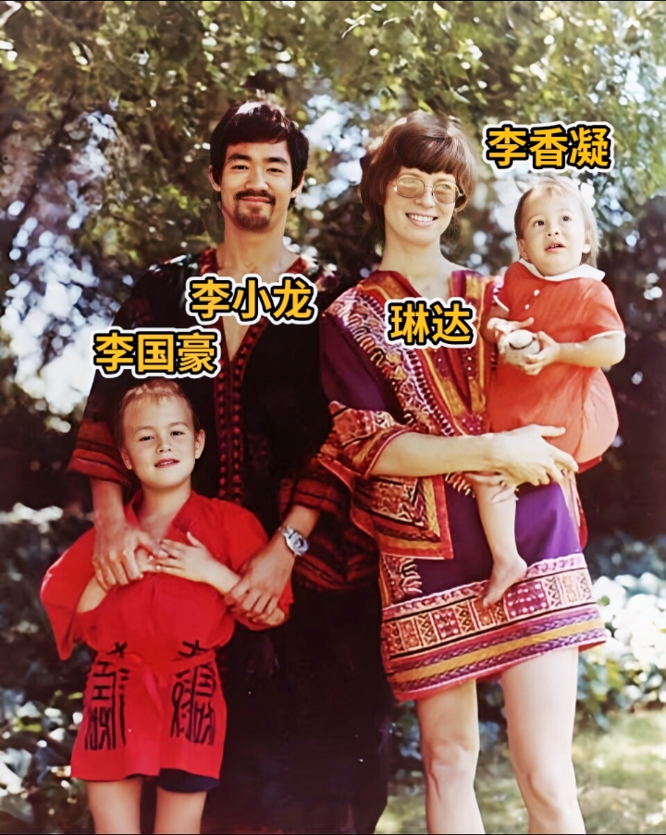 李小龙女儿李香凝太可爱了，跟父亲在一起快乐的玩耍！可惜1973年，李小龙意外去世