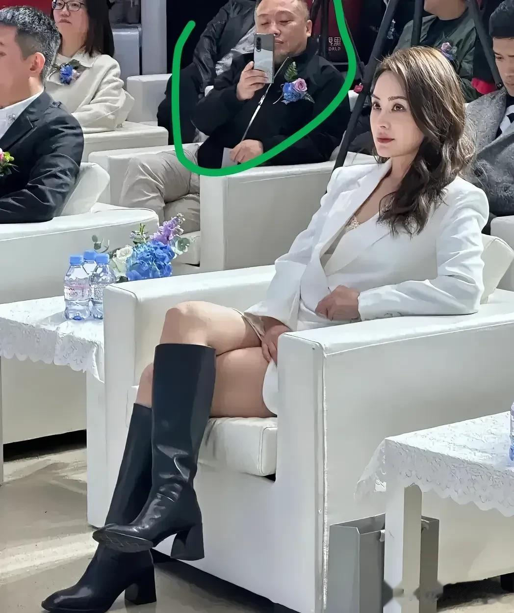 阿娇太漂亮了，坐在后面那个男人都忍不住拿手机来偷拍她。

