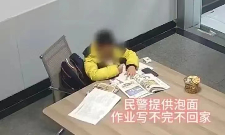 #小学生不想写作业持刀威胁妈妈# 给湖北十堰的这个派出所点个赞！他们不是简单的上