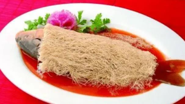 糖醋软熘鱼焙面：传统美味的现代演绎