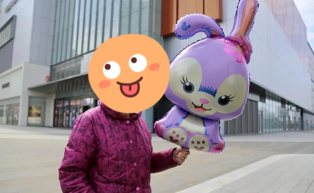 因为我照顾我妈有功，我哥姐奖励了我很多，我买房他们资助，现在我儿子结婚，他们有钱