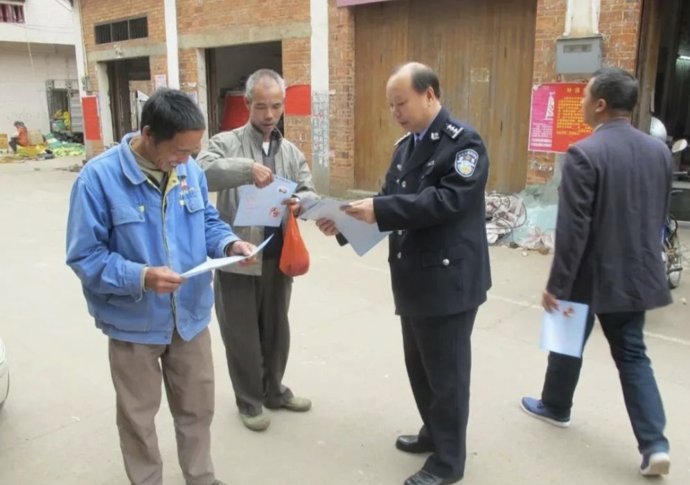 石家庄一地征缴农村治安保险
最近石家庄有件事挺有意思的，石家庄市平山县政法委发布
