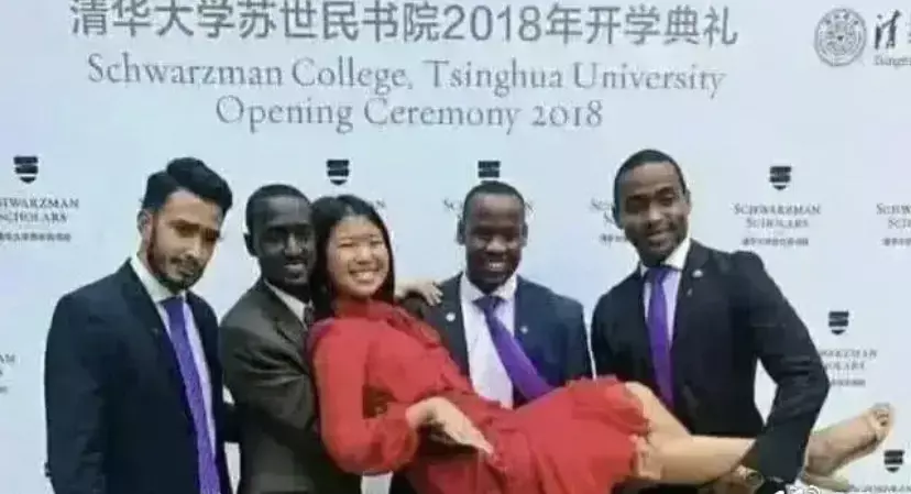 毕业典礼上的黑与黄