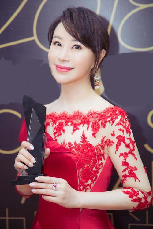 她被称为民歌女王,9登春晚,嫁大37岁上司,如今47岁仍孑然一身(民俗歌曲女歌手)-第18张图片-九妖电影 她被称为民歌女王,9登春晚,嫁大37岁上司,如今47岁仍孑然一身(民俗歌曲女歌手)-第18张图片-九妖电影