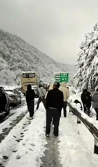 湖南暴雪已致1万多人受灾，有些电车司机冻僵了，就剩嘴硬，听不得半句电车不好的话。