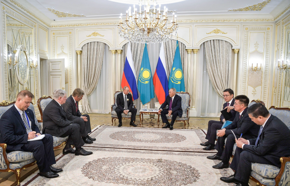 措手不及啊，场面一度有点尴尬。

俄总统普京对哈萨克斯坦进行正式访问，哈萨克斯坦