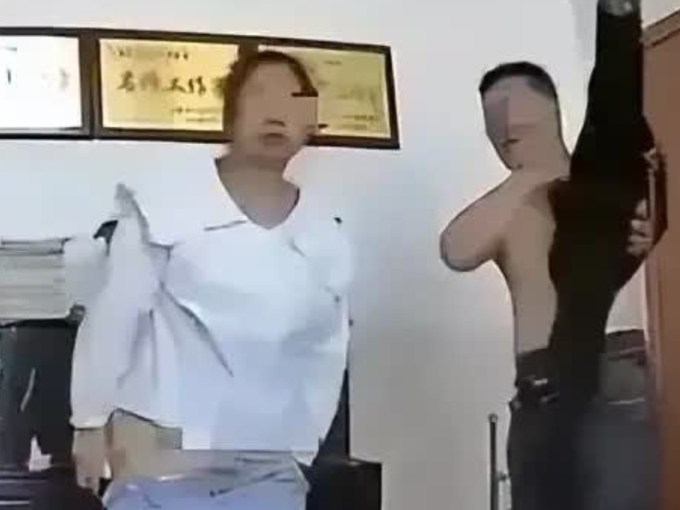 一对男女在名师工作室激烈争吵，甚至准备打架，但经过7分钟的争执后，战火最终平息。