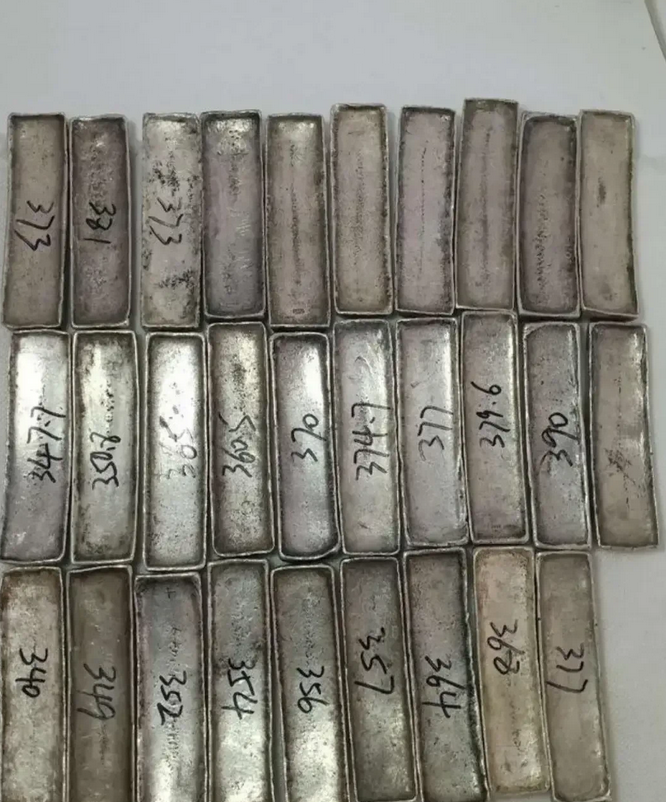 古时候中国是贫银国，所以银本位，银就是钱，据估算明代以前几千年银子才2万左右吨，