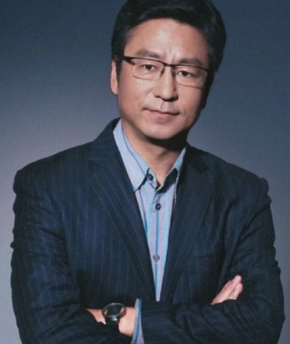 一位电视台著名主持人，一直输出正能量的公众人物，对于他人的诽谤，自己从未辩解。不