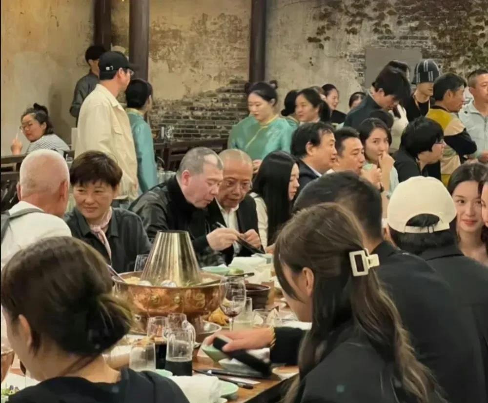 我昨天看到有人讨论，王传君那么高傲的人，也得低三下四去敬酒，娱乐圈果然还是很传统