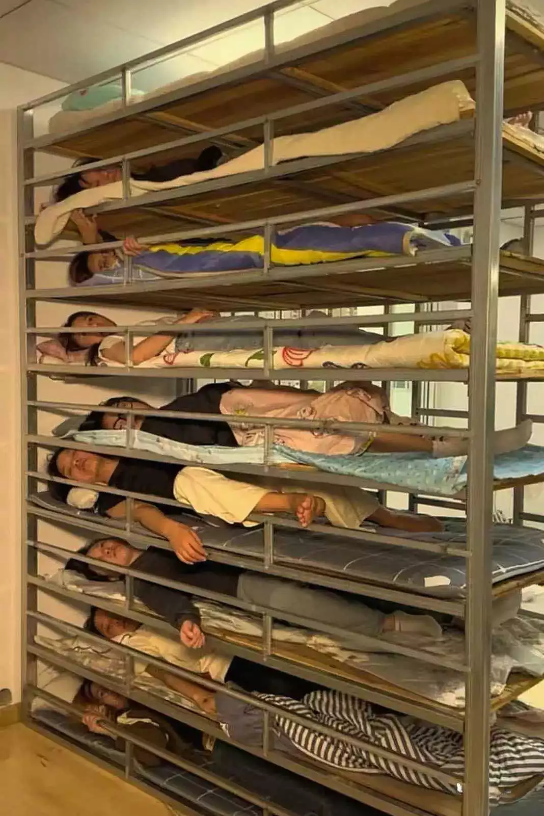 某大厂招聘广告，包吃包住，你来么。