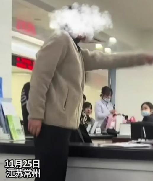 江苏常州，一女子在某办事大厅受到“刁难”后当场发火，此时大厅的电子显示屏上，清晰