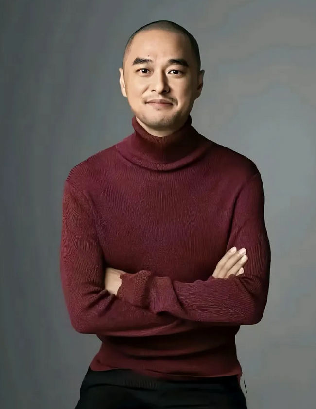 帮助罗永浩还完6个亿债务的冯唐，语出惊人:
“越是底层的人，
处理人际关系的能力