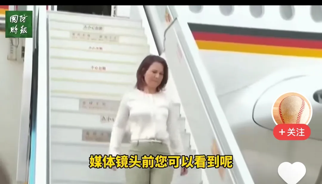 作为一国的外长在一个庄重的场合做出轻率的举动虽说有点不合时宜。但这身材确实杠杠的
