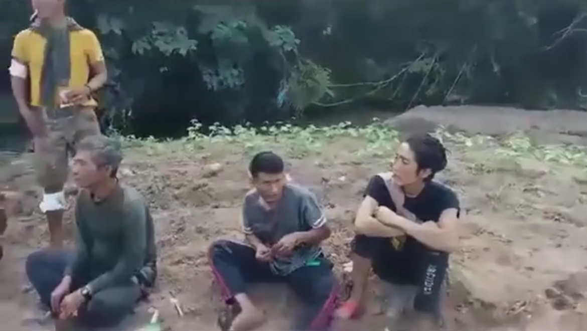 大批缅甸军警丢弃武器和军装，化装成平民逃跑。但是，怎么可能跑得了？这些缅族士兵一