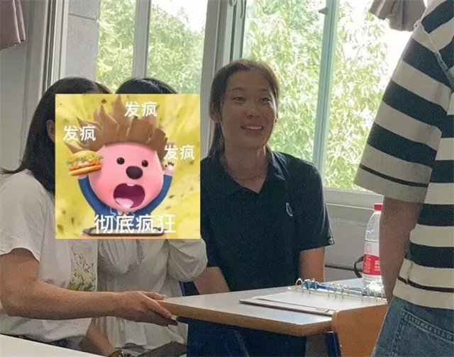 前不久，中国女排一姐朱婷晒出回北仑报道的动态，她表示自己还要回欧洲进行康复治疗，