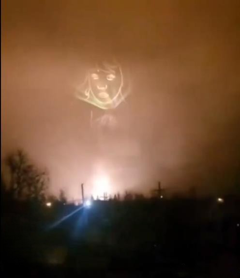 俄罗斯军队前线整活，伤害性不大，侮辱性极强

近日，网传视频显示，俄罗斯士兵在乌