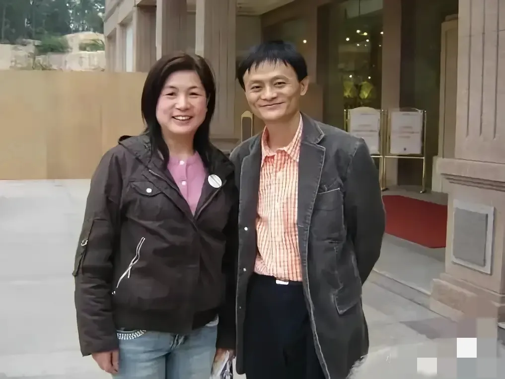 马云与他的结发之妻张瑛，一起走过了风风雨雨的几十年。人们常说男人有钱就变坏，然而