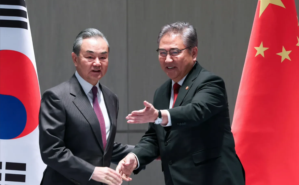 韩国明显坐不住了！王部长时隔两年再次访问韩国后，一见面韩国外长就与王部长持续了约