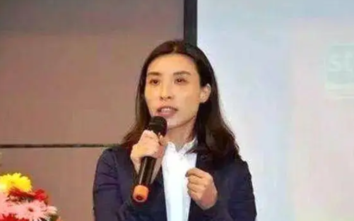 1998年，申通创始人聂腾飞开车冲出高速护栏最终身亡，妻子陈小英随后套现146亿