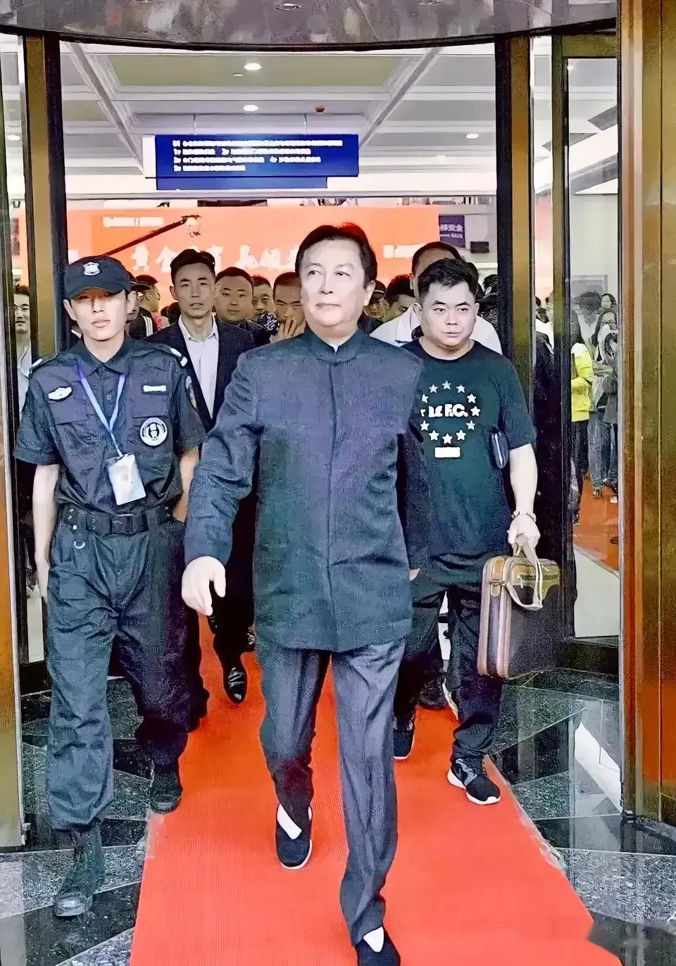 有些人演戏，演着演着就着相了。 戏里戏外，有时候都分不清楚，生活是戏，戏也是生活