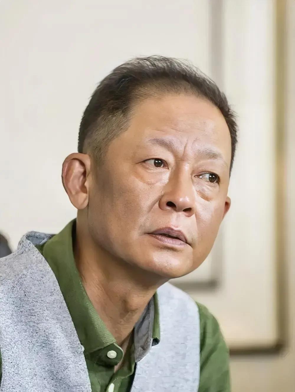 王志文说：“一个男人不吸烟、不喝酒、不嫖娼、不赌博，性格内向，不喜欢社交，不参加