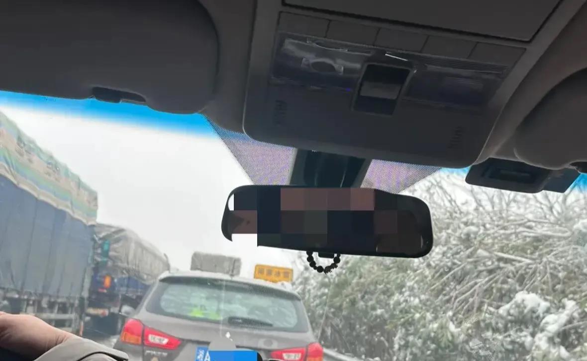 湖北高速公路上的困车事件让我们再次面对着社会脆弱性的残酷现实。一家六口被困两天两