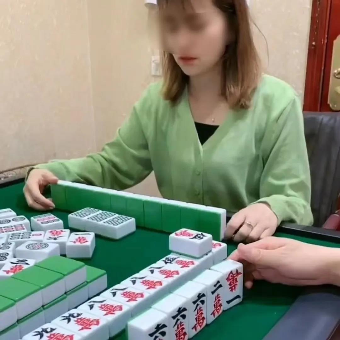 江西景德镇，女子到麻将馆与3名麻友一起打麻将，打了几轮之后，女子突然从椅子上滑落