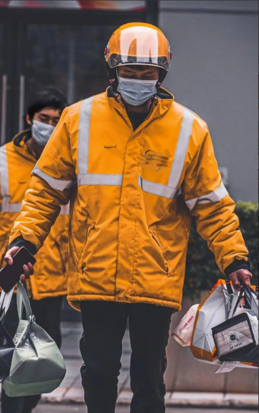新入职的外卖员被小区保安捅死，根源在哪里？

消费者:下单后，外卖送到小区门口，