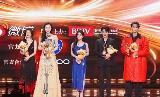 从来没想过宋轶是这么大一只的！！这张每个人的身高都在我的意料之外