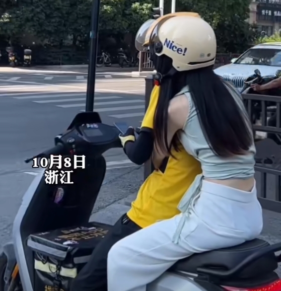 外卖小哥和漂亮女友当街秀恩爱，洒了一地狗粮，让吃瓜小伙们眼冒红光，哈喇子流了一地