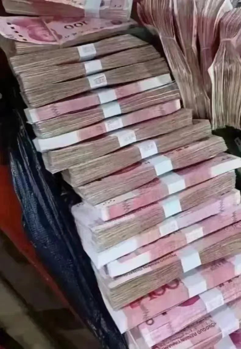 我今天去银行存钱的时候，从包里拿出一些现金，窗口的工作人员询问我的钱的来源。我毫