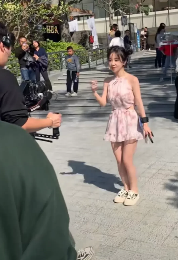 曾经的女神，居然那么矮，差一点都没有认出来！