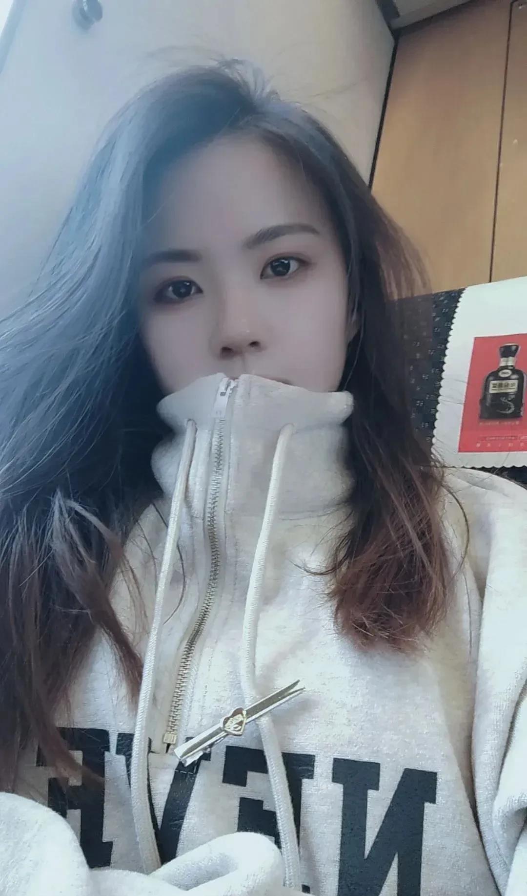 上海女网友，26岁，外资公司前台，每月工资7k除去房租、吃饭费用，剩下1.5k左