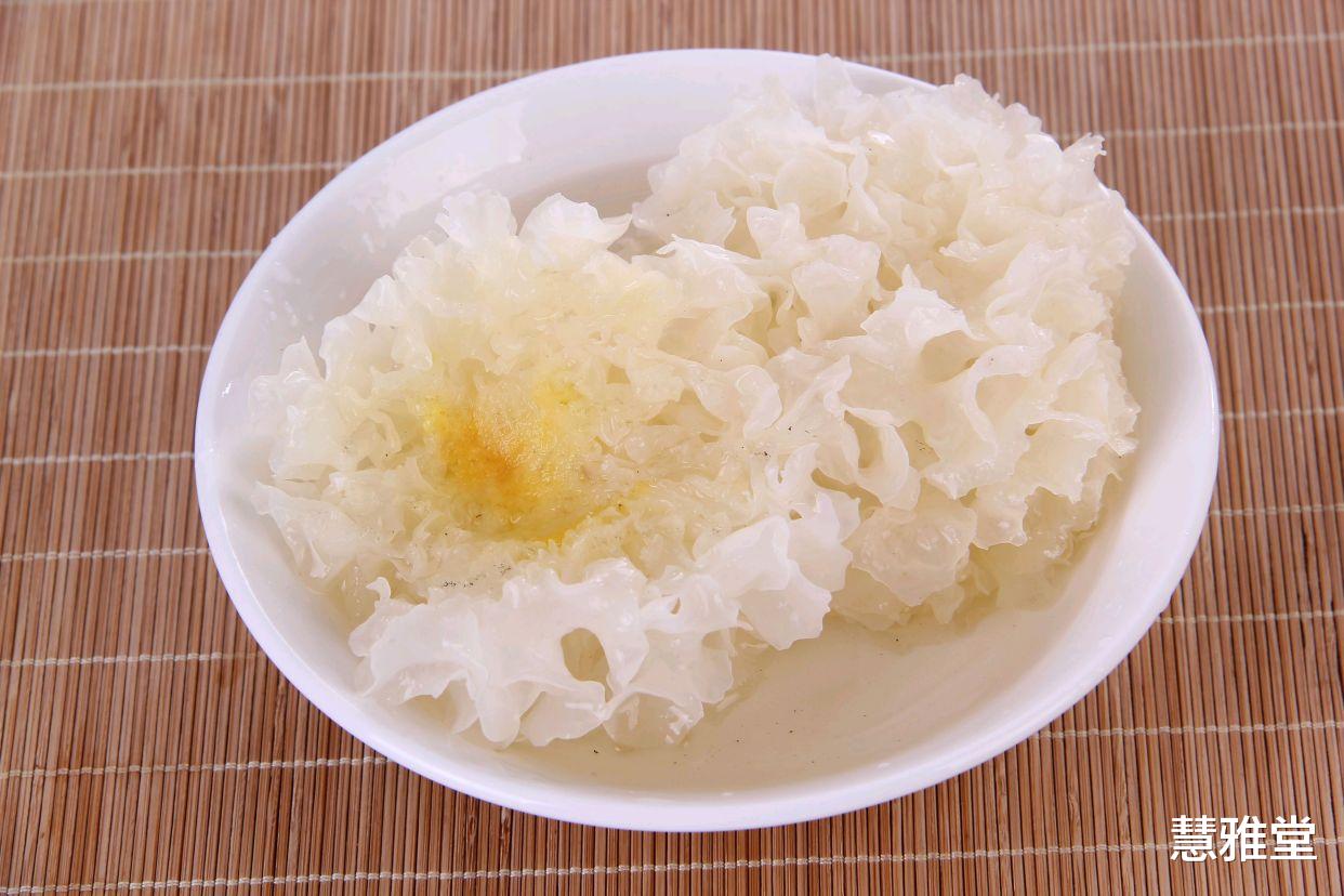 可以多吃一些银耳，因为它含有丰富的膳食纤维，可以防止血糖升高太快。