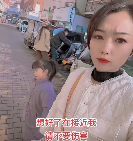 女子离婚至今，已经过了好几年了，年轻貌美的她，却还是没有遇到一个真心爱自己的人。