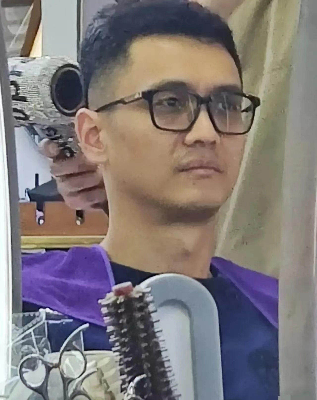 作为少年归来的宋喆，不再是昔日英雄般的经纪人。出狱后的宋喆依然喜欢戴黑框眼镜，但