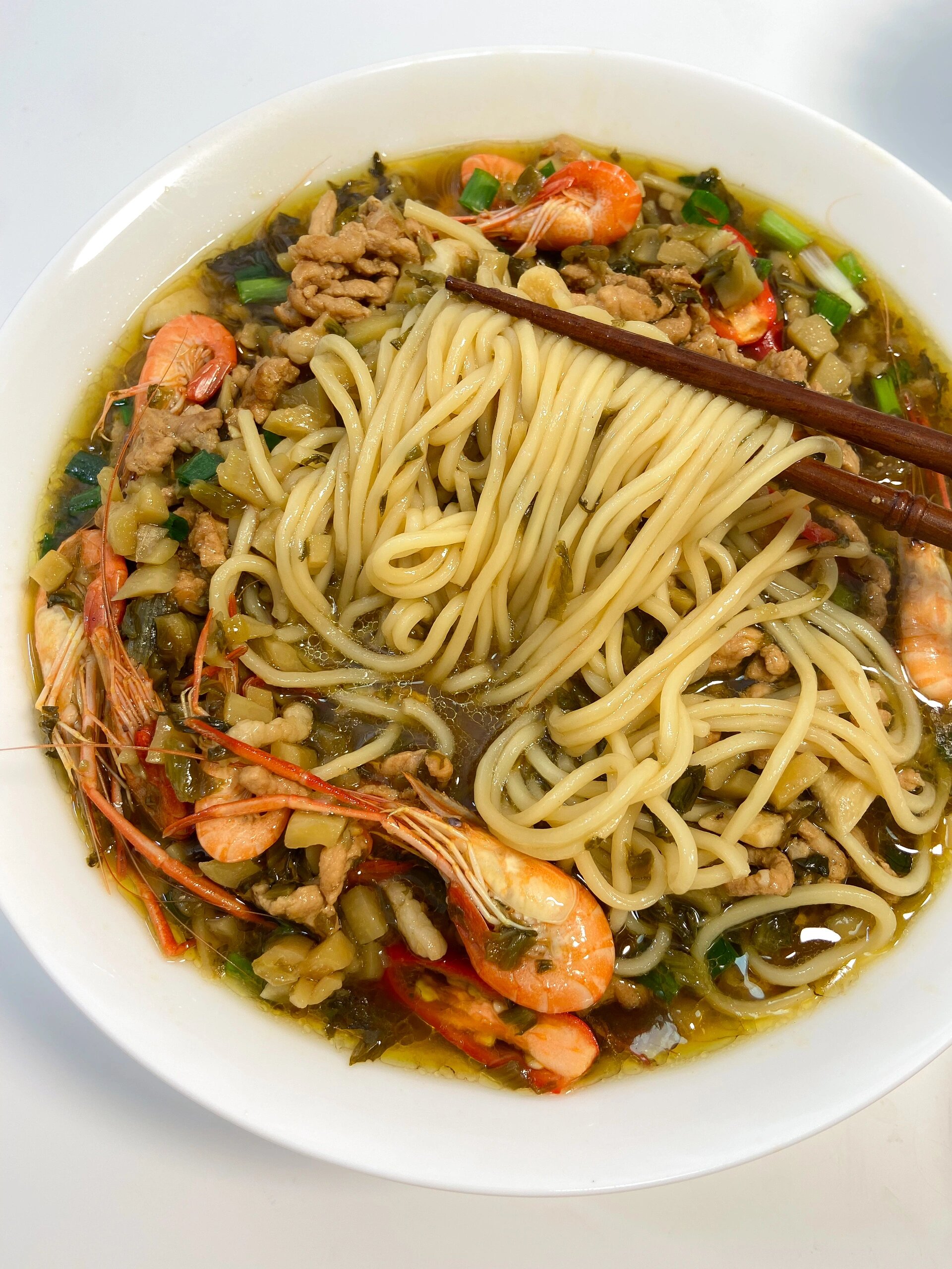 没胃口想偷懒，就吃碗快速雪菜嫩笋肉丝面

今天简简单单煮一个家常快手面——雪菜嫩